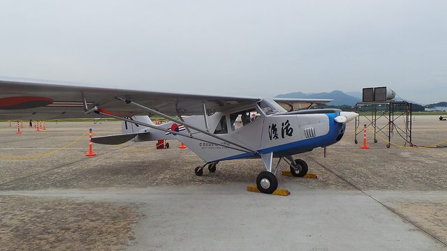 주기장에 서 있는 부활호 개량복원기의 옆모습. 파란 기수에 한자 復活이 적혀 있다.